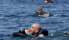 Duh, Pengungsi Suriah Berenang Bawa Bayi Setelah Perahu Karam