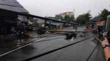 Pengendara Terkapar Ditimpa Tiang Listrik