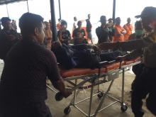 Petugas Evakuasi Siapkan Kursi Roda dan Tandu Untuk Penumpang MV Voc Batavia
