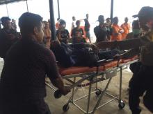 Petugas Evakuasi Siapkan Kursi Roda dan Tandu Untuk Penumpang MV Voc Batavia