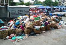 Lebaran Usai, Sampah Menggunung di Pasar Seken Jodoh