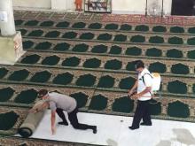 Sebelum Salat Jumat, Masjid Al Usmah Tanjungpinang Disemprot Disinfektan