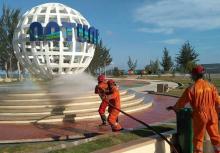Damkar Semprot Disinfektan di Pantai Piwang dan TIC Natuna Lawan Covid-19