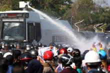 Polisi Myanmar Tembakkan Peluru Karet Bubarkan Demo Anti-kudeta