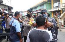 Polisi-TNI Bagi Puluhan Ribu Masker di Lingga