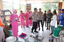 Jajaran Polres Karimun dan Ibu-ibu Bhayangkari Sambangi Bank Sampah