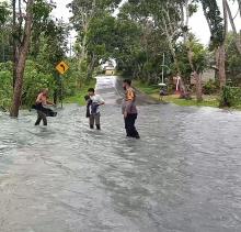 Pengemudi Ini Tinggalkan Mobil dan Nekat Nyebur ke Banjir 1,4 Meter