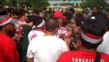 Soeryo Diadang Aparat Masuk Area Masjid Agung, Pendukung: Maju Romo!