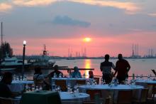Nikmatnya Sunset Ramadan di Harris Resort