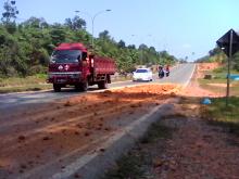 Hati-hati Melintas di Jalan Raya Punggur, Ada Tanah Proyek Berserakan