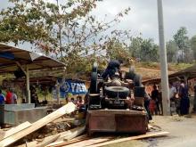Pecah Ban, Truk Bermuatan Material Tabrak Warung Makan di Toapaya