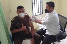 Puluhan Pegawai Kejari Meranti Divaksin Corona Sinovac