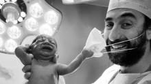 Viral Foto Bayi `Nakal` Tarik Masker Dokter Usai Dilahirkan