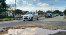 Waspada Jalan Berlobang di Dekat Bundaran Madani Batam Centre