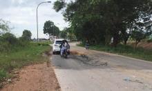 Warga Marina Keluhkan Puluhan Lubang Menganga di Jalan