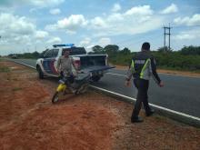 Salip Mobil, Pengemudi Motor Terjengkang