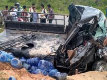 Mobil Pikap Pecah Ban di Barelang, Nyungsep ke Parit