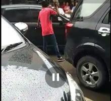 Serem! Sebuah Mobil Avanza di Batam Dihancurkan, Diduga Taksi Online