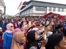 Sandi Diserbu Emak-emak Saat Masuk Pasar di Batam