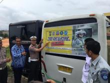 Polres Bintan Tempel Stiker Tertib Lalu-lintas di Bus-bus Wisata