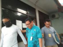 Tertangkap OTT, Kepala KSOP Kabil Masih Santai dan Hisap Rokok