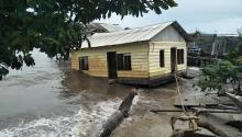 Sebuah Rumah Ambruk ke Laut Diterjang Gelombang Ganas
