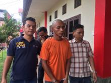 Seorang Buruh Bangunan Lempar Teman Pakai Batu Bata