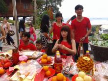 Warga Ibadah di Vihara Dewi Kwan Im sekaligus Nikmati Pantai View Singapura