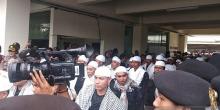Brimob Berserban Kawal Aksi Massa FPI di Bawaslu