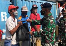 Lanal TBK Bagikan Ratusan Paket Sembako ke Buruh Pelabuhan di Karimun