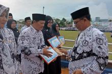Bupati Lingga Berikan Penghargaan Guru Berprestasi