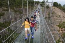 China Kembali Buat Jembatan Kaca Terpanjang di Dunia