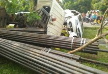 Mendadak Nyalip, Honda Mobilio dan Truk Muatan Pipa Besi Terjungkal 