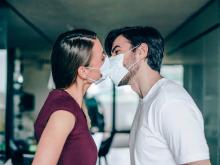 Cegah Corona, Dokter Sarankan Pakai Masker saat Bercinta