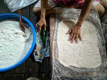 Kisah Salmi Raup Cuan dari Mi Sagu Khas Meranti
