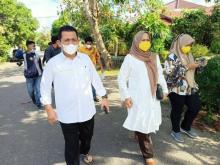 Ansar Ahmad Ditemani Istri dan Anak Jalan Kaki ke TPS