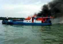 Kapal Penumpang Kharomah 2 Terbakar di Perairan Karimun