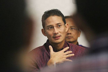Sandi Kaget Buka Amplop di Kerumunan