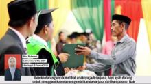 Sedih, Ayah Hadiri Wisuda untuk Gantikan Putrinya yang Meninggal