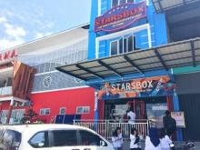 Potong Rambut Sambil Nikmati Pemandangan Laut di Starsbox Barbershop
