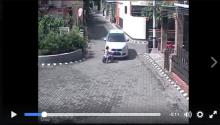 [VIDEO] Diselamatkan Malaikat, Seorang Bocah Langsung Berdiri Usai Dilindas Mobil