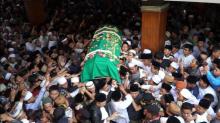 Lantunan Ayat Suci Sambut Kedatangan Jenazah Gus Sholah di Ponpes Tebuireng