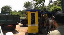 Satpol PP Kembali Bongkar Portal Parkir Tiban Centre