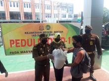 Kejari Bintan Salurkan 290 Paket Sembako untuk Warga Terdampak Covid-19