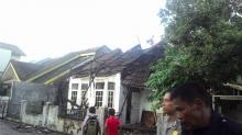 Dua Unit Rumah Ludes Terbakar di Greenland Batam Centre
