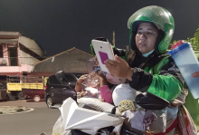 Kisah Haru Perjuangan Seorang Ibu Bekerja Jadi Tukang Ojek 