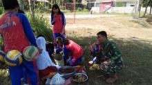 Satgas Jalin Keakraban Dengan Anak-anak Lewat  Makanan