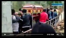[VIDEO] Dramatis, Jembatan Gantung Putus saat Rombongan Pembawa Jenazah Melintas