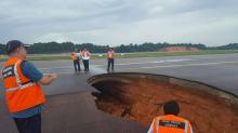 Landasan Pacu Bandara Hang Nadim Amblas