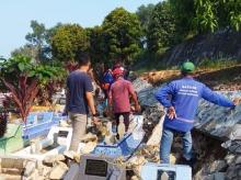 Batu Miring Roboh, Puluhan Makam di TPU Kamboja Terancam Longsor